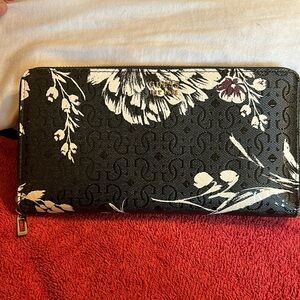 Guess wallet - flower platters in black and white. Great condition